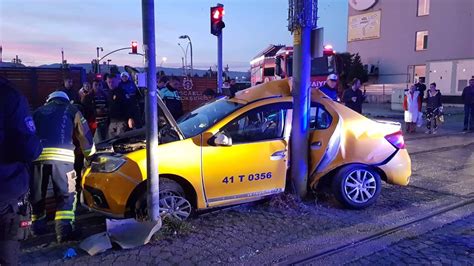 K­o­c­a­e­l­i­­d­e­ ­t­r­a­m­v­a­y­l­a­ ­ç­a­r­p­ı­ş­a­n­ ­t­a­k­s­i­d­e­k­i­ ­3­ ­k­i­ş­i­ ­y­a­r­a­l­a­n­d­ı­